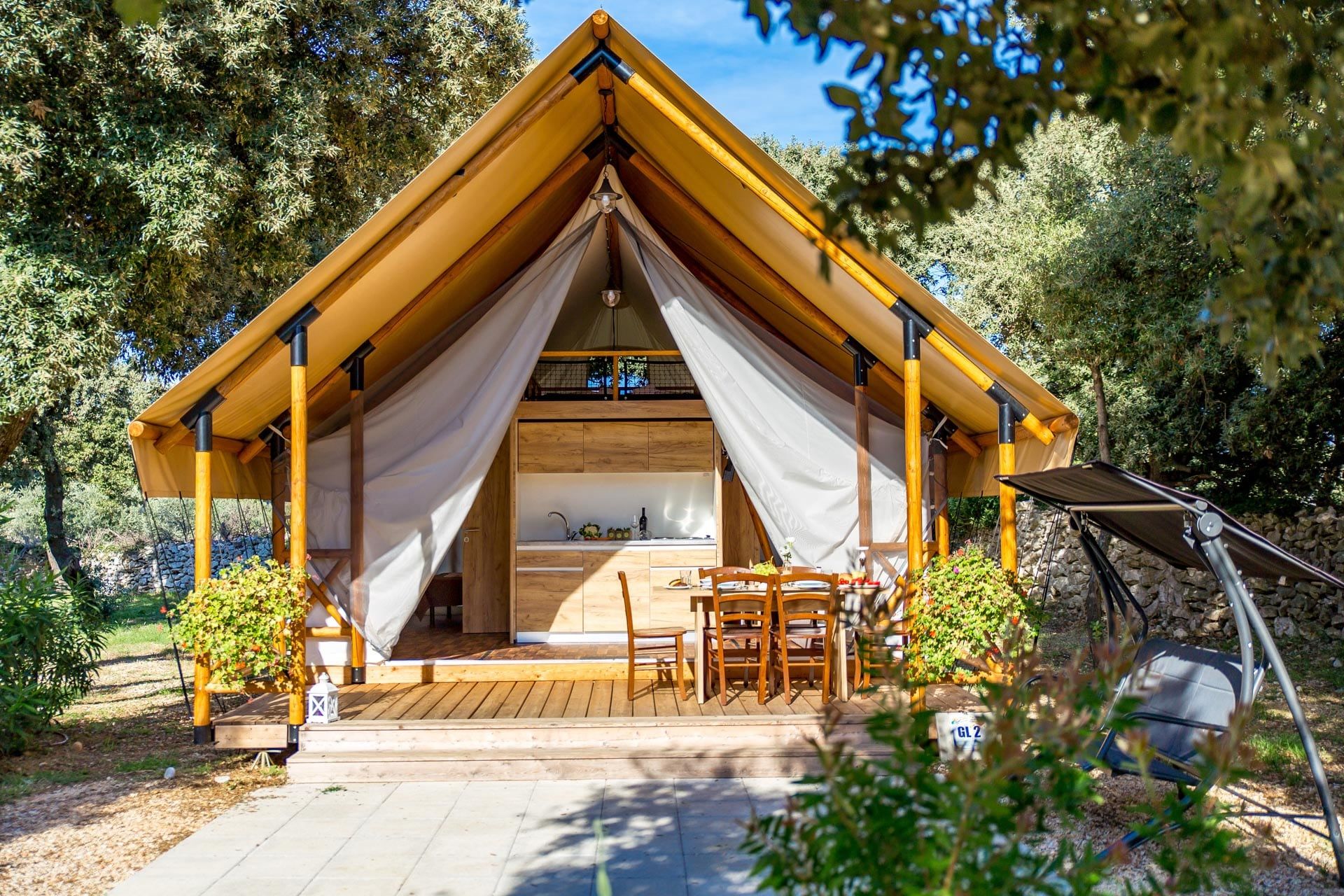 Glamping šator L izvana, s terasom