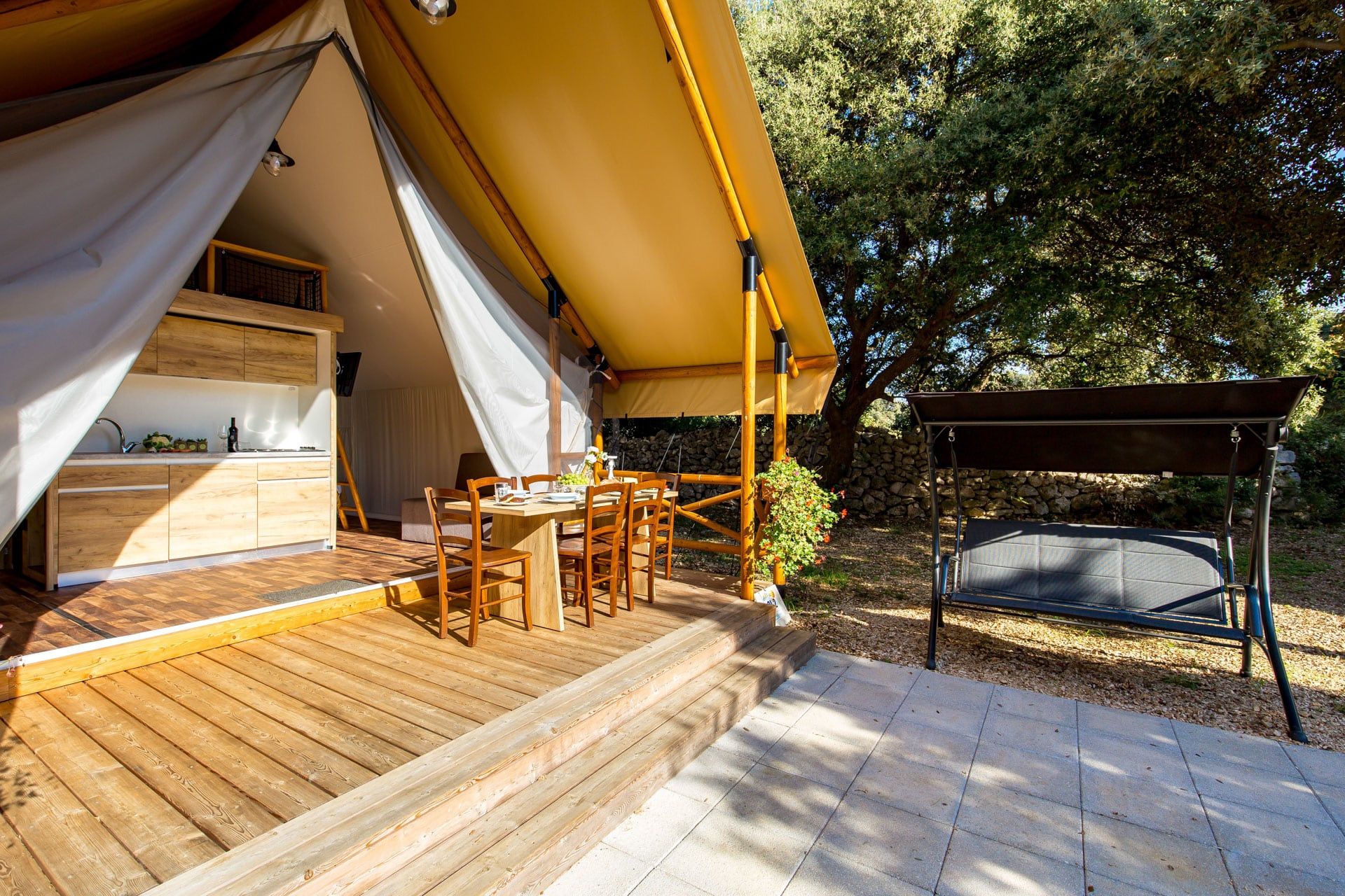 Glamping šator M izvana, s terasom