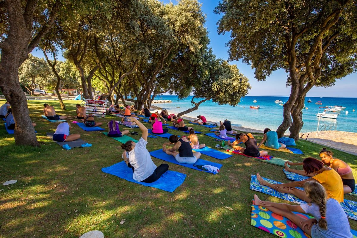 Joga na travi uz plažu