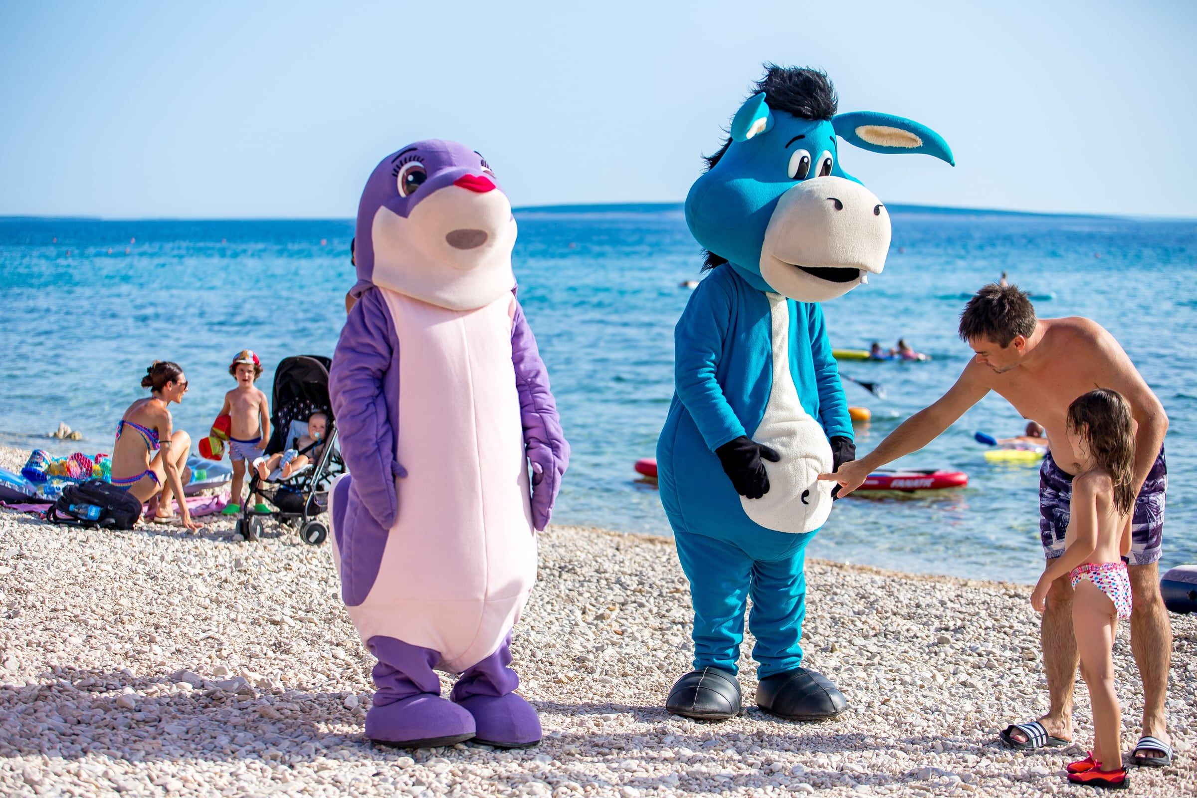 Maskote Mare i Straško na plaži s djecom