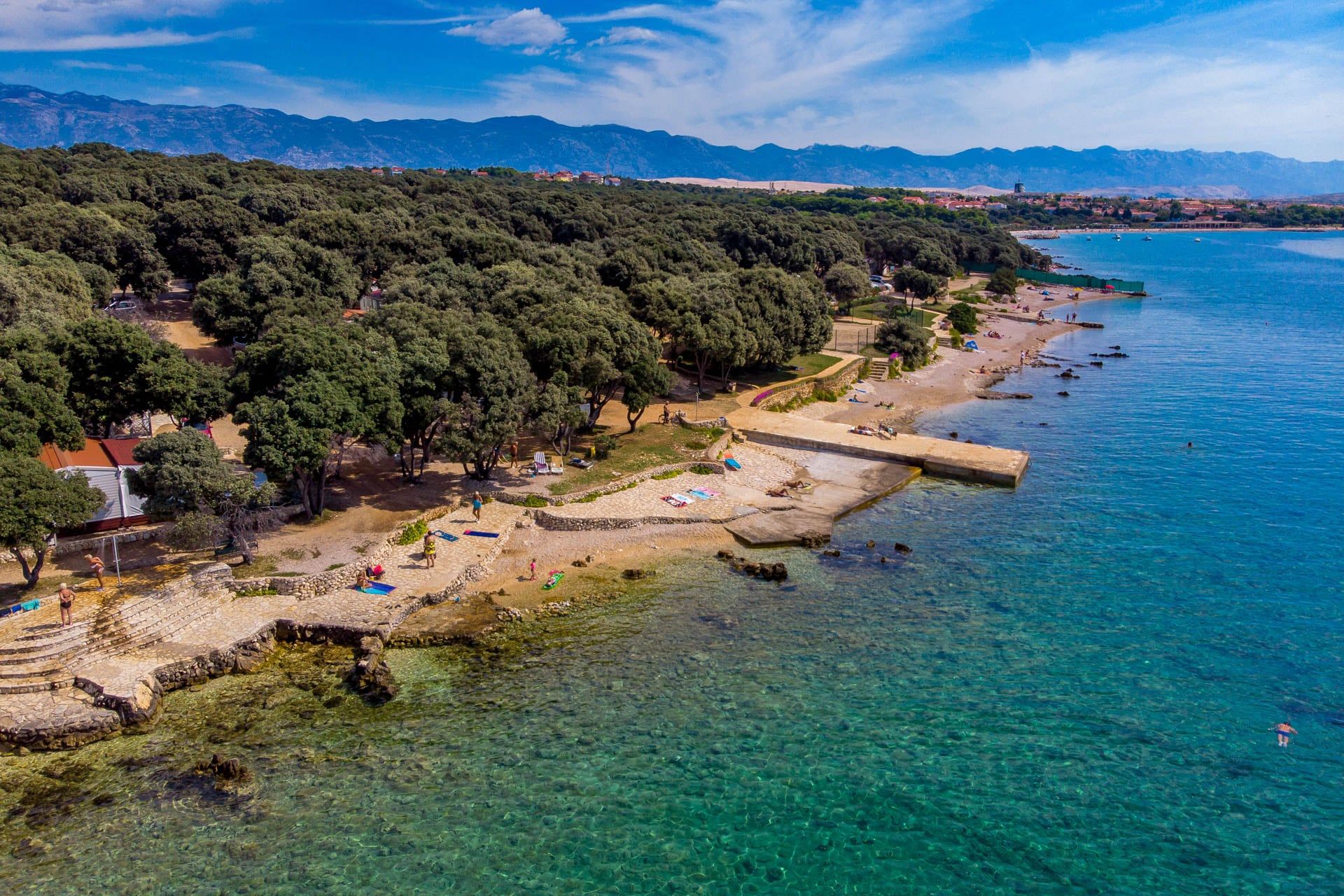 Obala kampa i šuma iz zraka