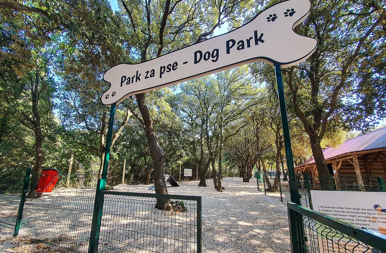 Ograđeni park za pse u hladu