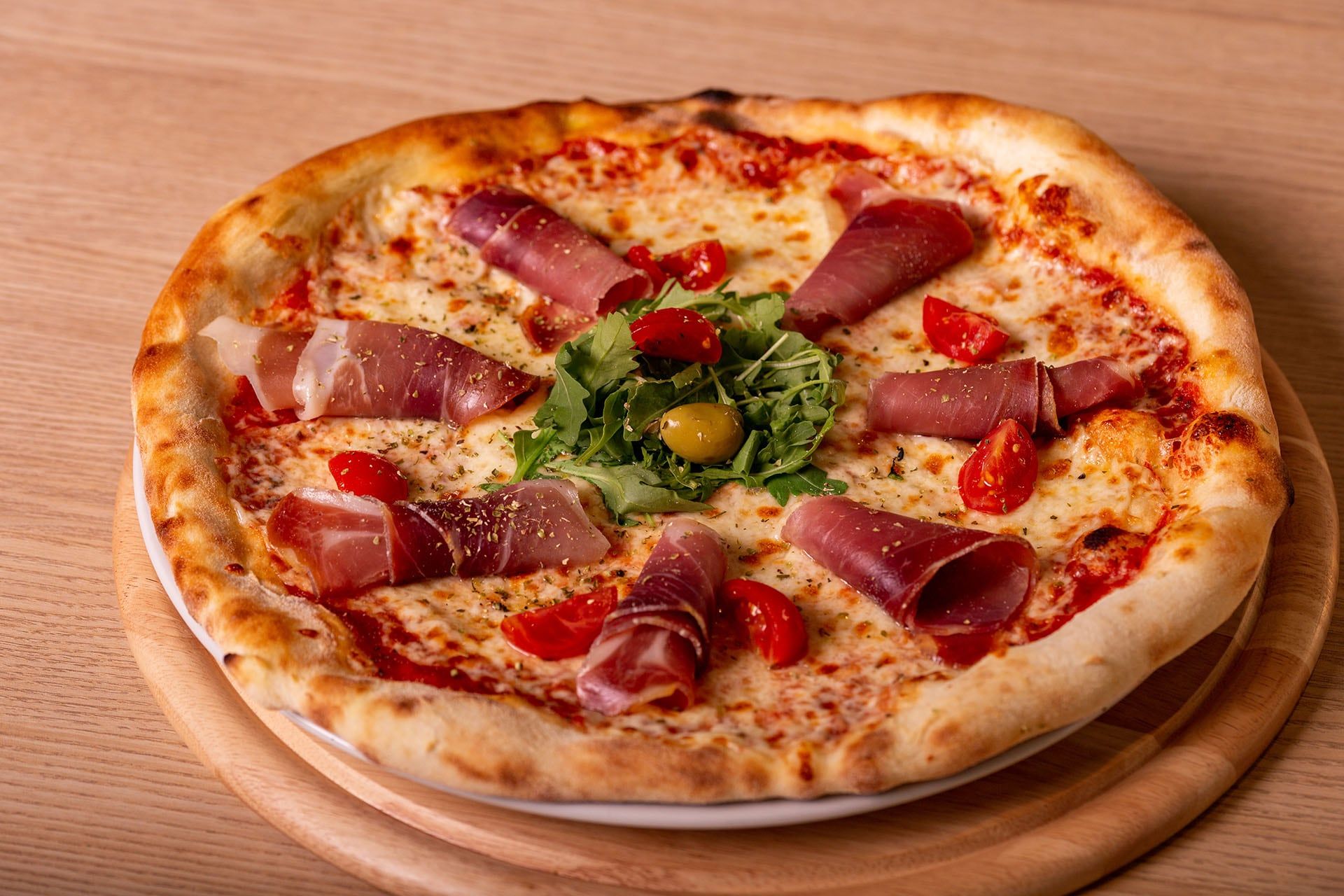 Pizza s pršutom i rukolom