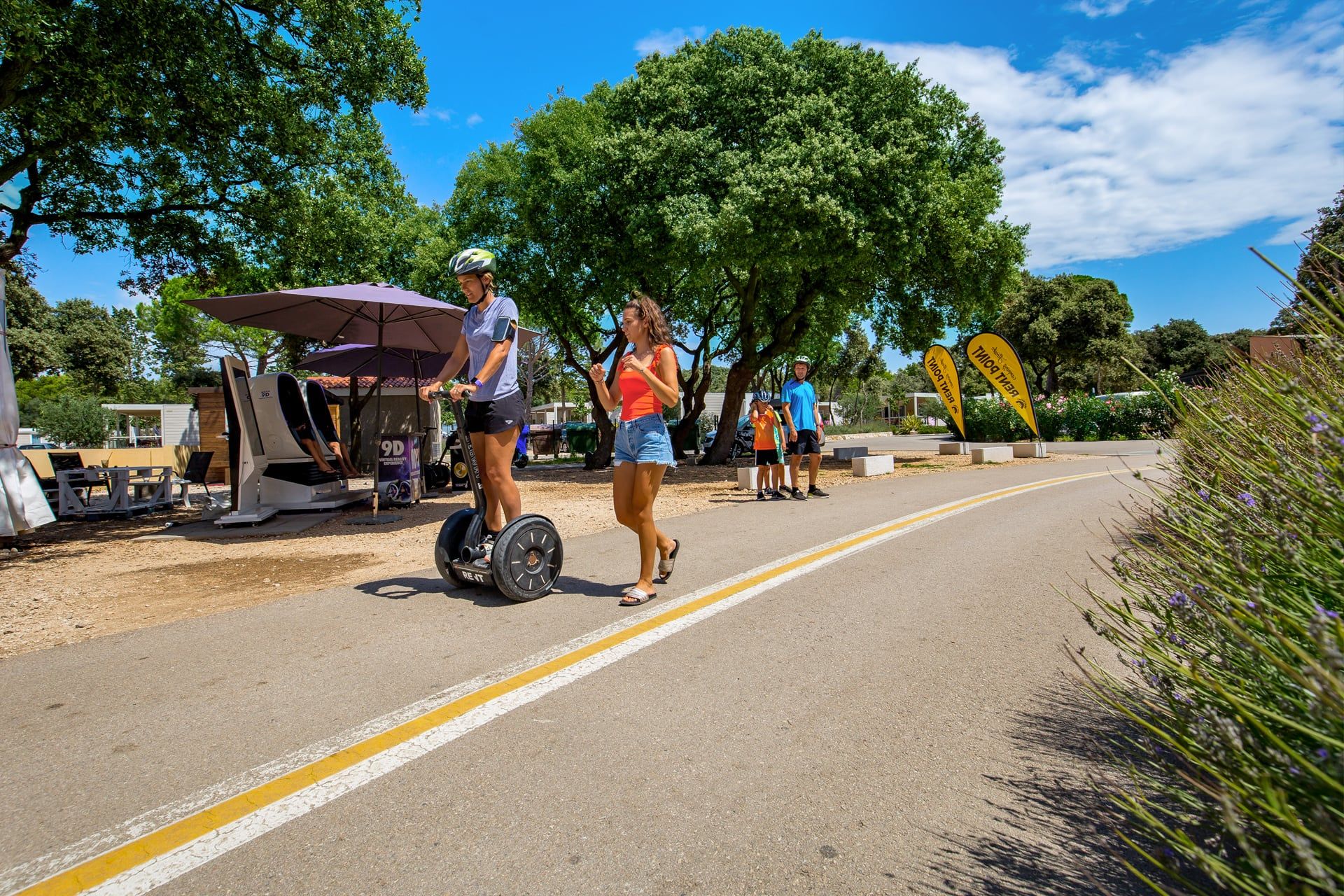 Gosti voze segway po cesti kampa